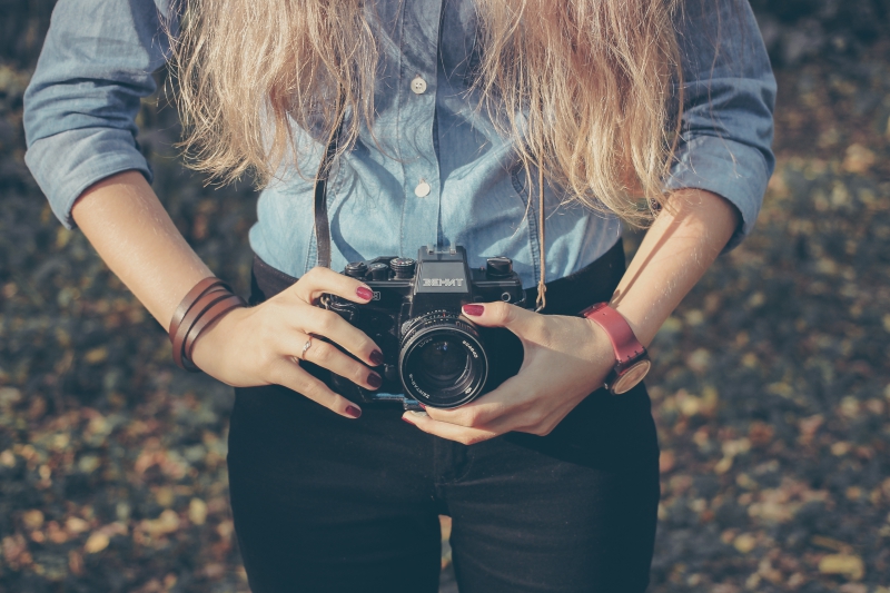 photographe-VINS SUR CARAMY-min_hand-person-girl-woman-camera-photography-614-pxhere.com